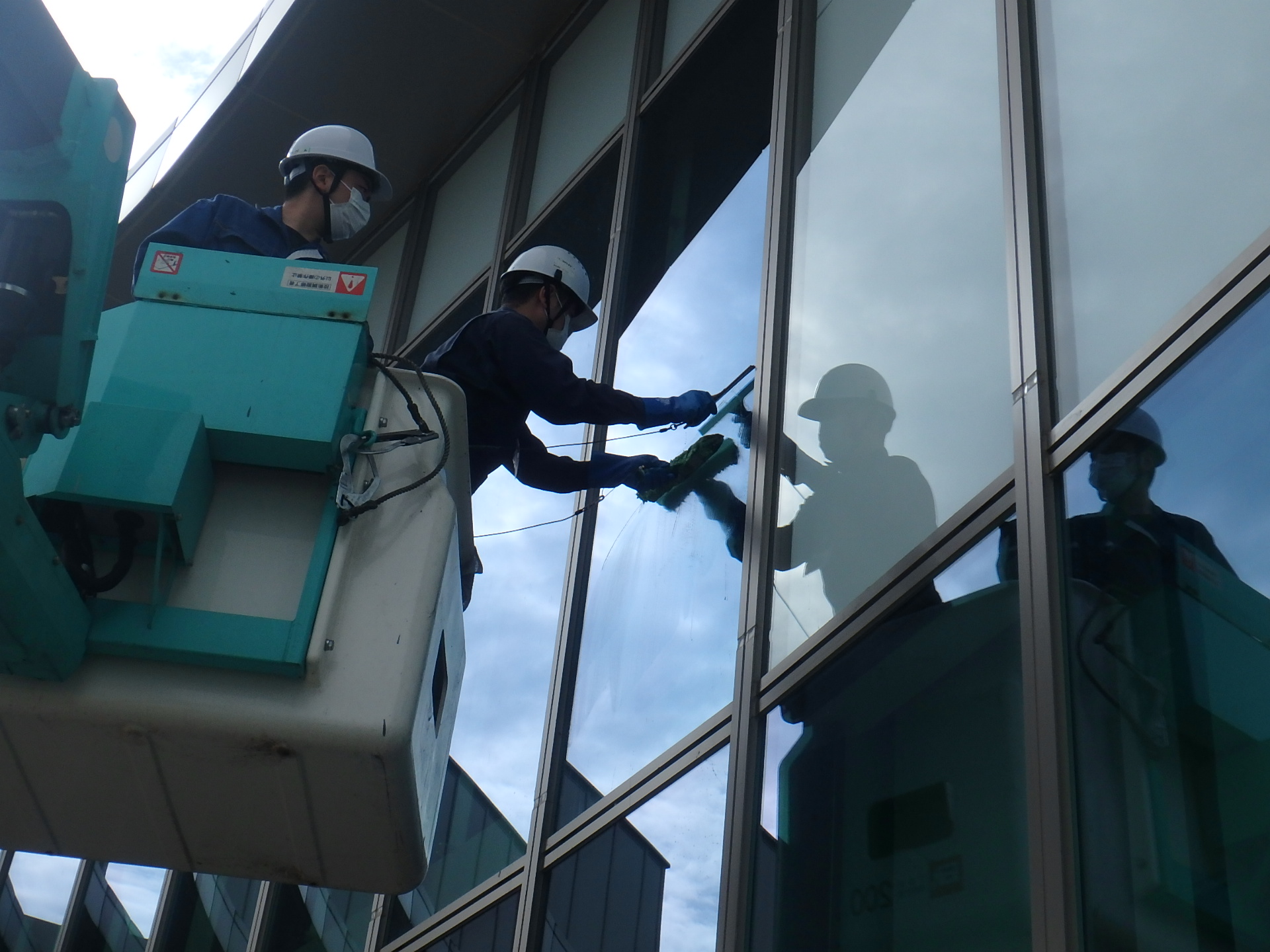 三菱鉛筆 ガラス製什器 (清掃作業代を含む) 三菱鉛筆 ガラス製什器